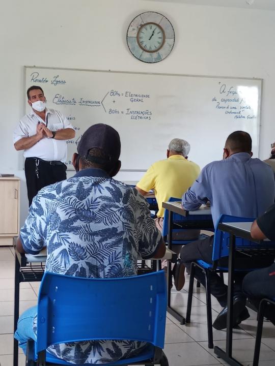 Foto 14 de 20 — Associação consegue parceria e leva curso profissionalizante para moradores do bairro
